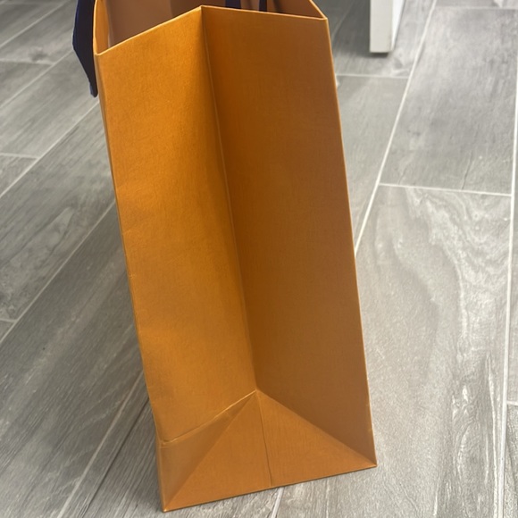 Louis vuitton medium paper bag size 15,5”x13”x6” - Picture 3 of 3